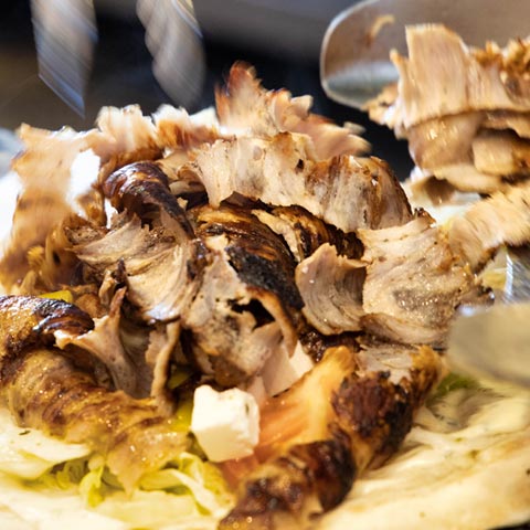 Am Spieß gegrilltes Dönerfleich geschnitten