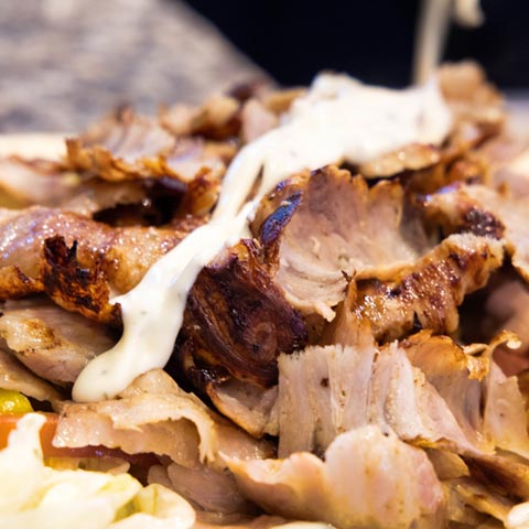 Am Spieß gegrilltes Dönerfleich geschnitten mit Knoblauchsoße
