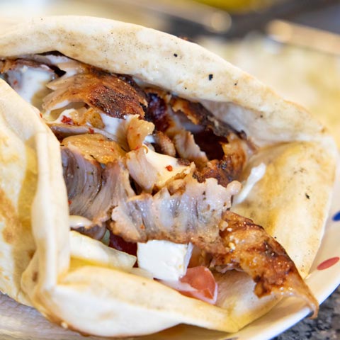 Döner Kebab mit am Spieß gegrilltem Dönerfleisch, Salat und Knoblauchsoße
