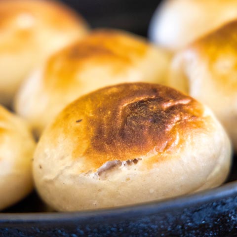Frisch gebackene Pizzabrötchen auf dem Blech