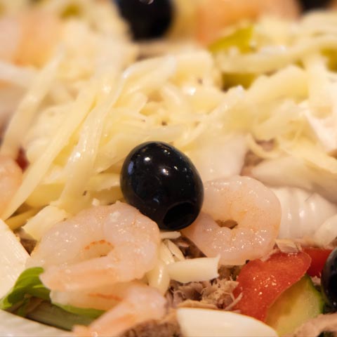 Meeresfrüchte Salat mit gemischte Salat, Oliven und Käse