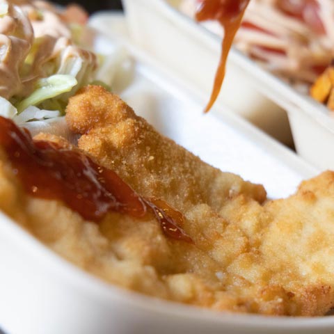 Schnitzel Wiener Art zum mitnehmen mit Salat und Pommes