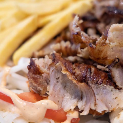 Dönerteller mit frischem am Spieß gegrilltem Fleisch, Pommes, Salat und Knoblauchsoße